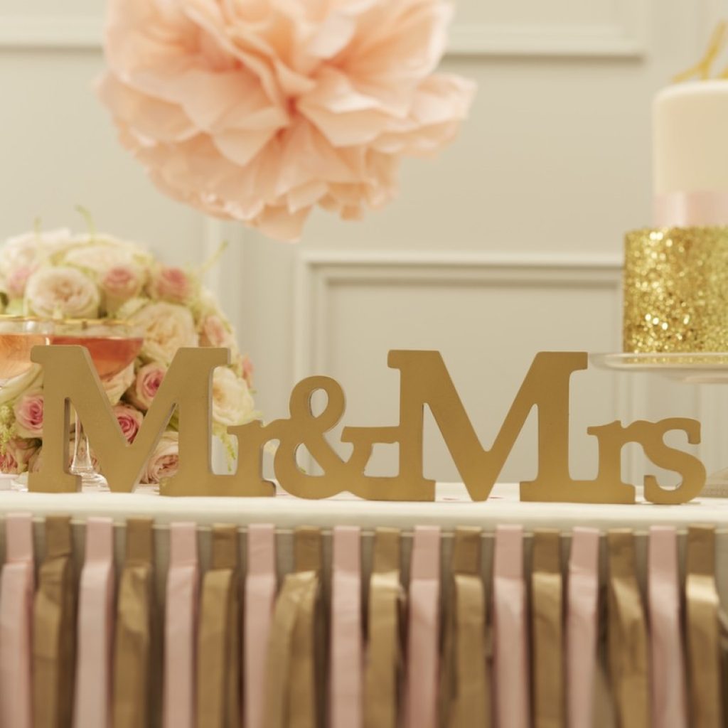 pp-638_mr___mrs_wooden_sign_-_goldzoom_1